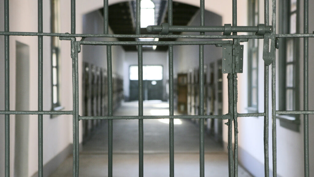 O româncă de 26 de ani s-a sinucis într-o închisoare din Italia