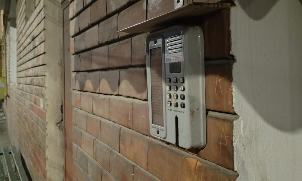 Atenție, nu e glumă! O creatură a provocat haos în miez de noapte într-un bloc, sunând la sonerii
