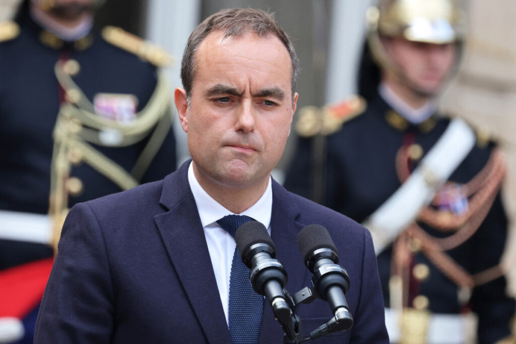 Primul ministru al Franţei, acuzat că a minţit că are master în drept