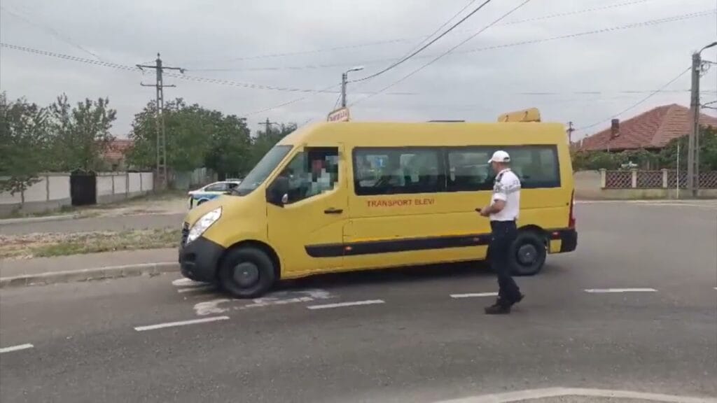 (VIDEO) Microbuzele destinate transportului de elevi, verificate în trafic de polițiștii mehedințeni