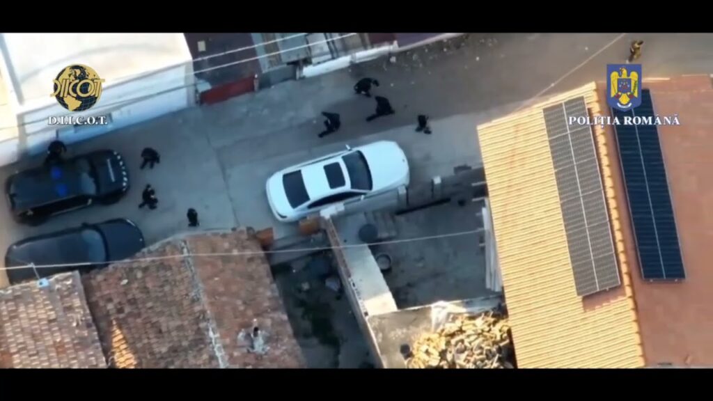 (VIDEO) Percheziții la Arad într-un dosar de trafic de droguri și substanțe psihoactive. Peste 20 de suspecți vizați