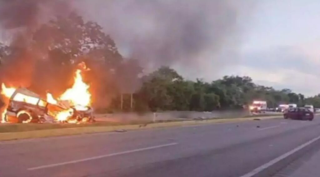 Oameni carbonizați, după ce o dubă cu muncitori a izbit un TIR şi a luat foc