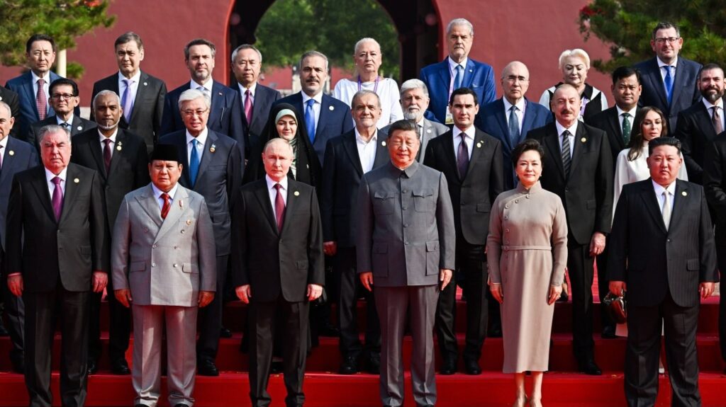Adrian Năstase și Viorica Dăncilă, prezenţi la uriaşa paradă militară de la Beijing, alături de dictatorii lumii