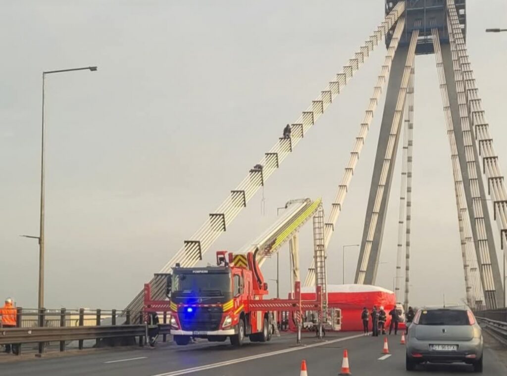 Haos pe podul de la Agigea! Un bărbat s-a urcat pe cabluri să ceară „turul doi, înapoi”
