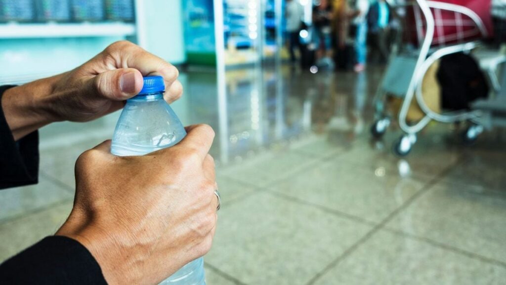 Proiect: Apa la 500 ml vândută în aeroporturi sau gări, preț maxim de 3 lei