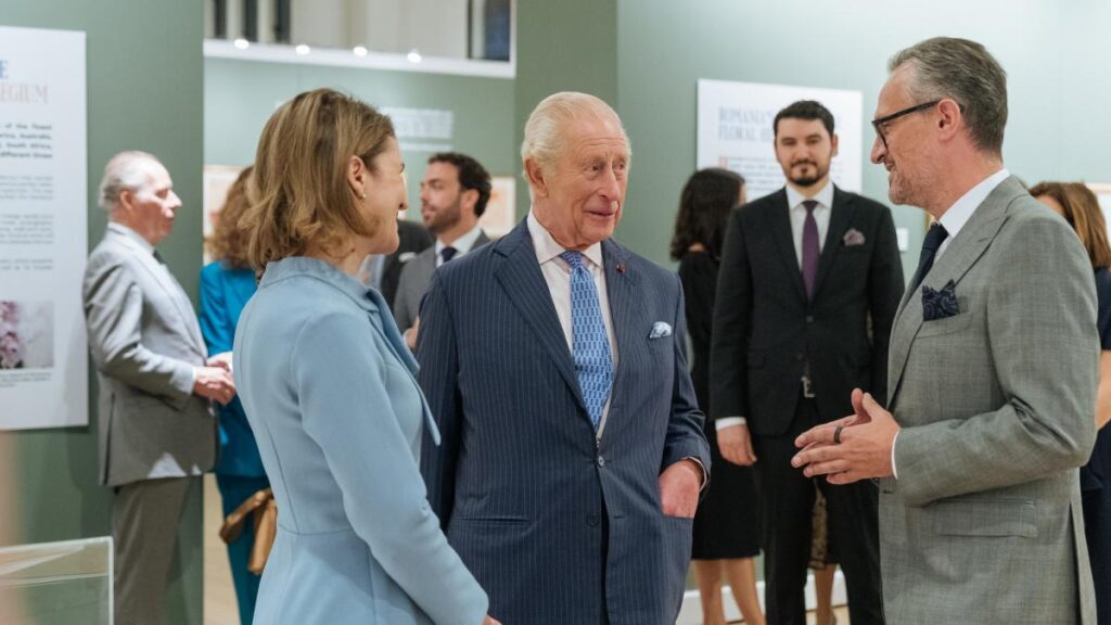 Regele Charles a vizitat ICR de la Londra pentru a vedea expoziţia „Maria a României, Regina Artistă”