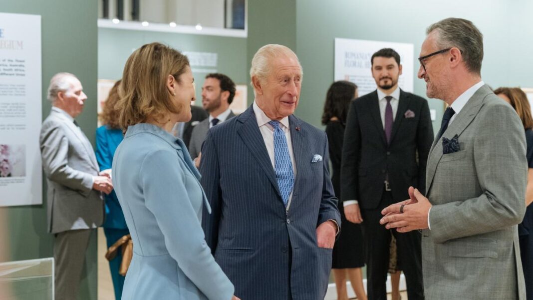 Regele Charles a vizitat ICR de la Londra pentru a vedea expoziţia „Maria a României, Regina Artistă”