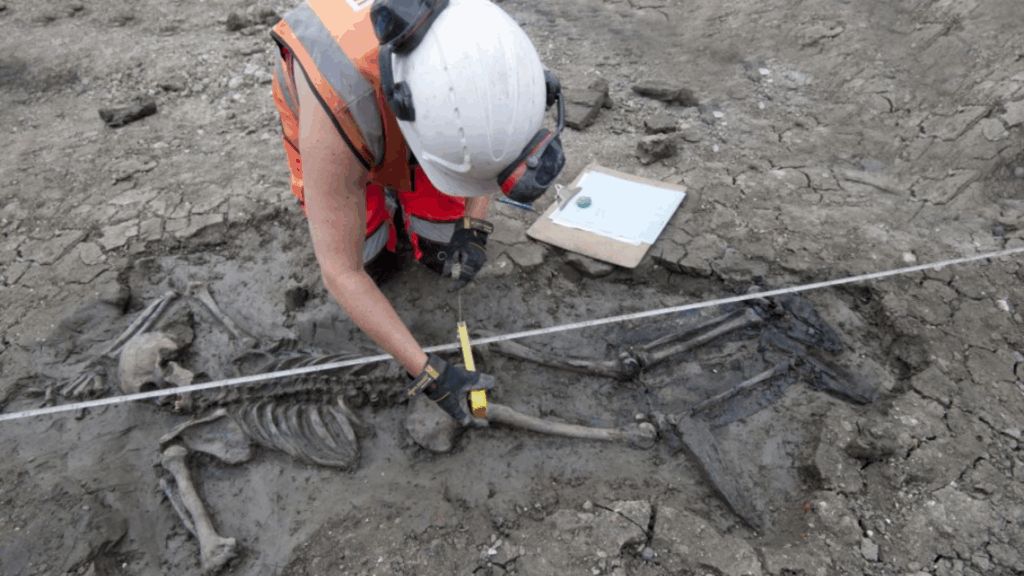 Un schelet încălțat cu cizme de piele intacte, vechi de 500 de ani, descoperit într-un oraș mare