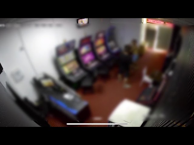 (VIDEO) Craiovean reținut după un incident violent într-o sală de jocuri