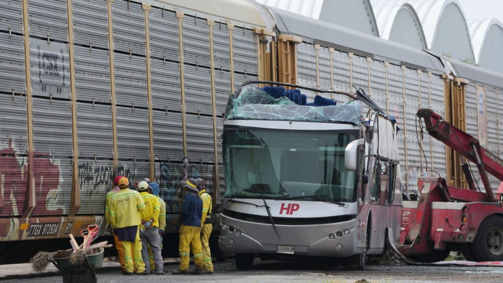 (VIDEO) Cel puțin 10 morți și 41 de răniți, după ce un tren de marfă a lovit un autobuz în Mexic