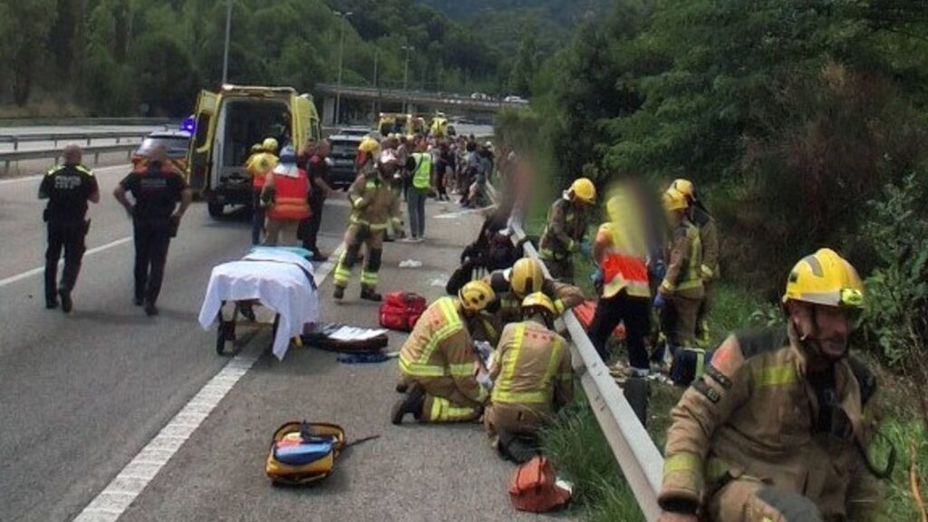 (VIDEO) 10 persoane rănite, două în stare gravă, după ce un autocar s-a răsturnat în Catalonia