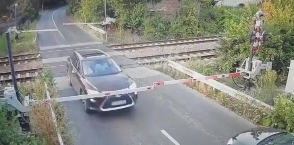 Cinci răniţi după ce un şofer a rupt barierele la trecerea de cale ferată