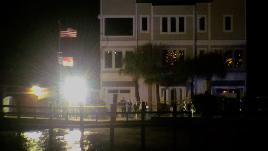 3 morți și cel puțin 8 răniți după ce un bărbat înarmat, aflat pe o barcă, a deschis focul asupra mulțimii într-o barcă de pe malul apei din Carolina de Nord