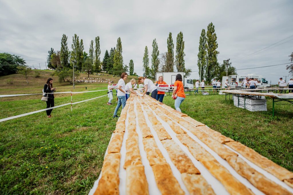 Un sat din Croația a intrat în Cartea Recordurilor cu un șir de ștrudele lung de 3 km