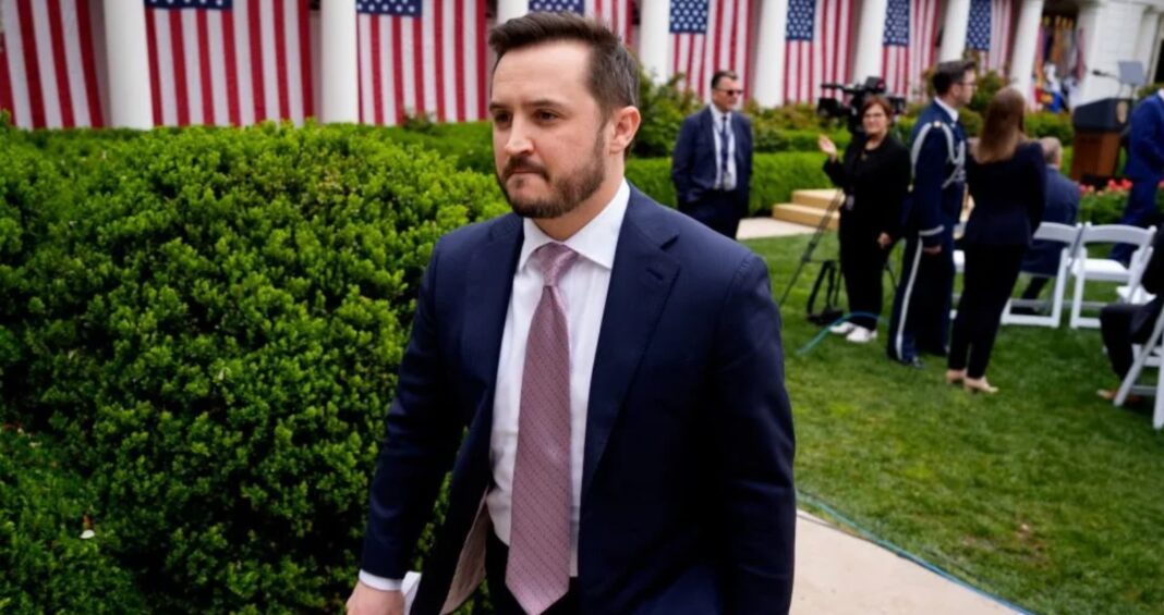 Șeful adjunct de cabinet al Casei Albe, Taylor Budowich, sosește la un eveniment de anunț comercial intitulat „Make America Wealthy Again” (Make America din nou bogată) în Grădina Trandafirilor, pe 2 aprilie 2025, la Washington, DC (Andrew Harnik/Getty Images)