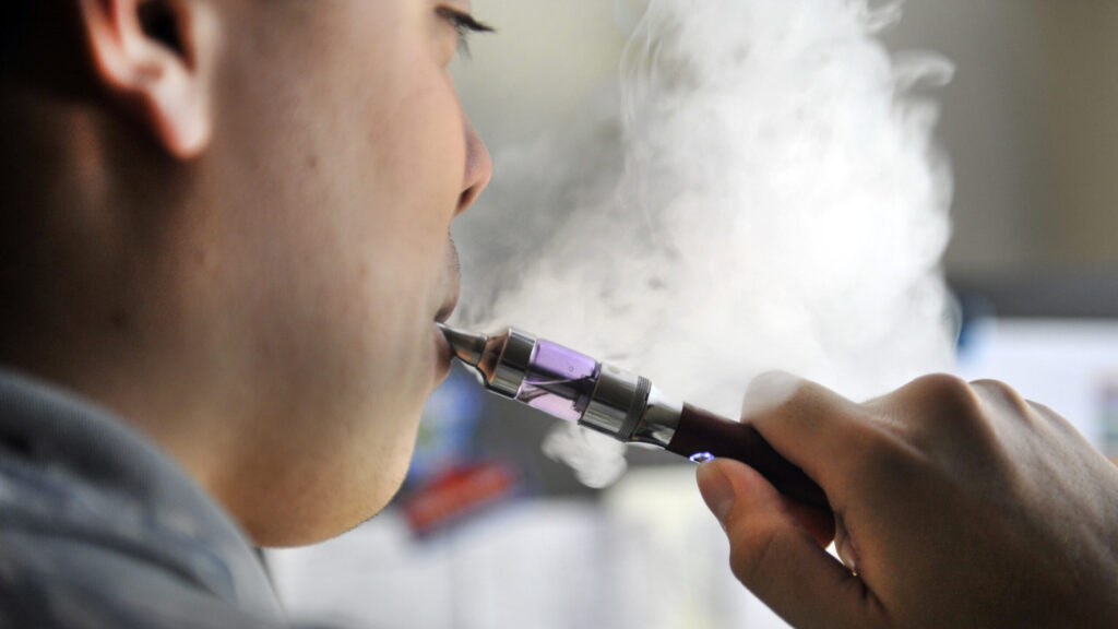 O elevă de gimnaziu, la spital după ce ar fi fumat un vape cu canabis la şcoală