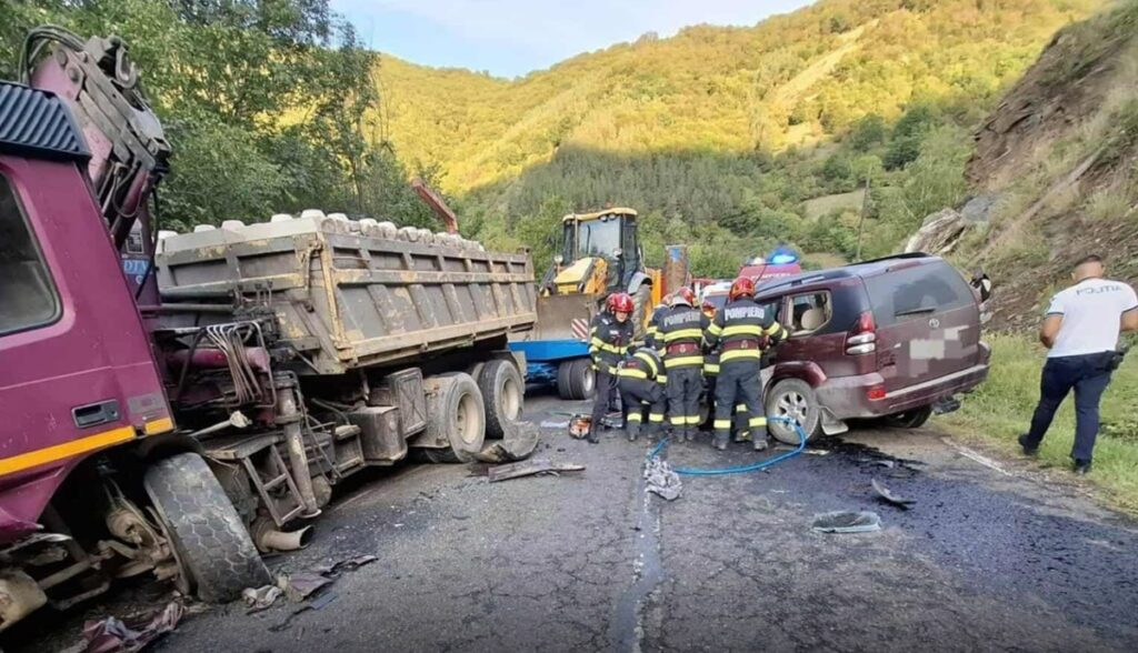Coliziune frontală între un autoturism și un camion, două victime!