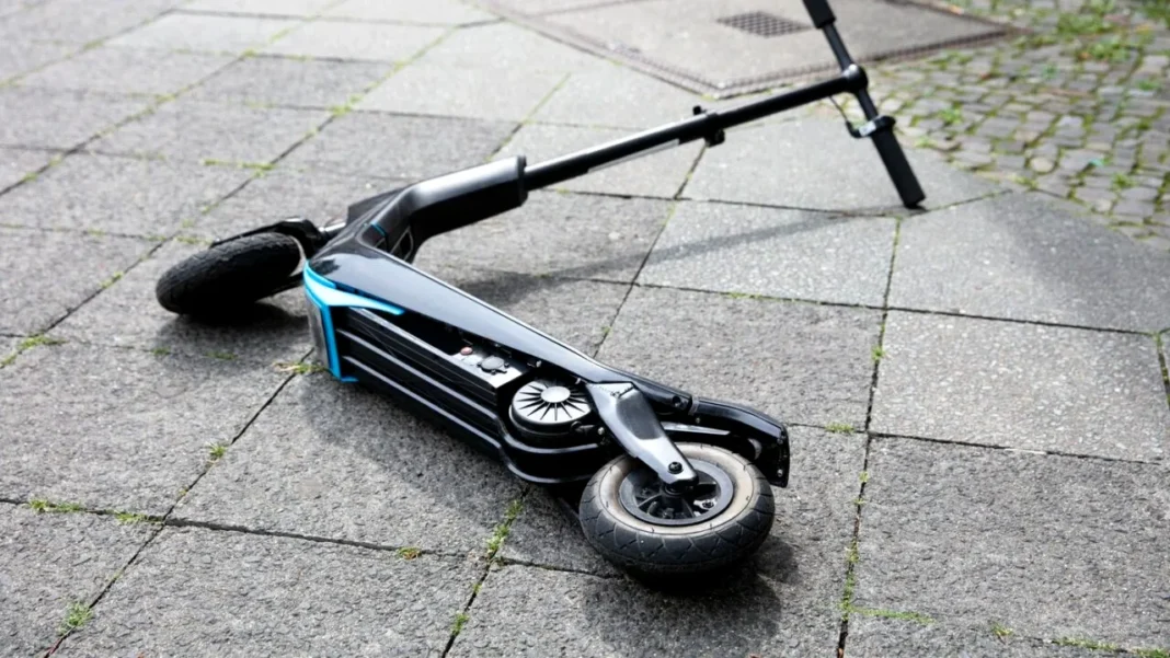 Bărbat în comă după ce a căzut de pe trotineta electrică