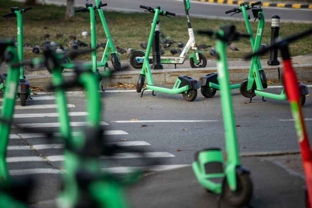 Femeie surprinsă de jandarmi în timp ce tăia frânele unei trotinete electrice 