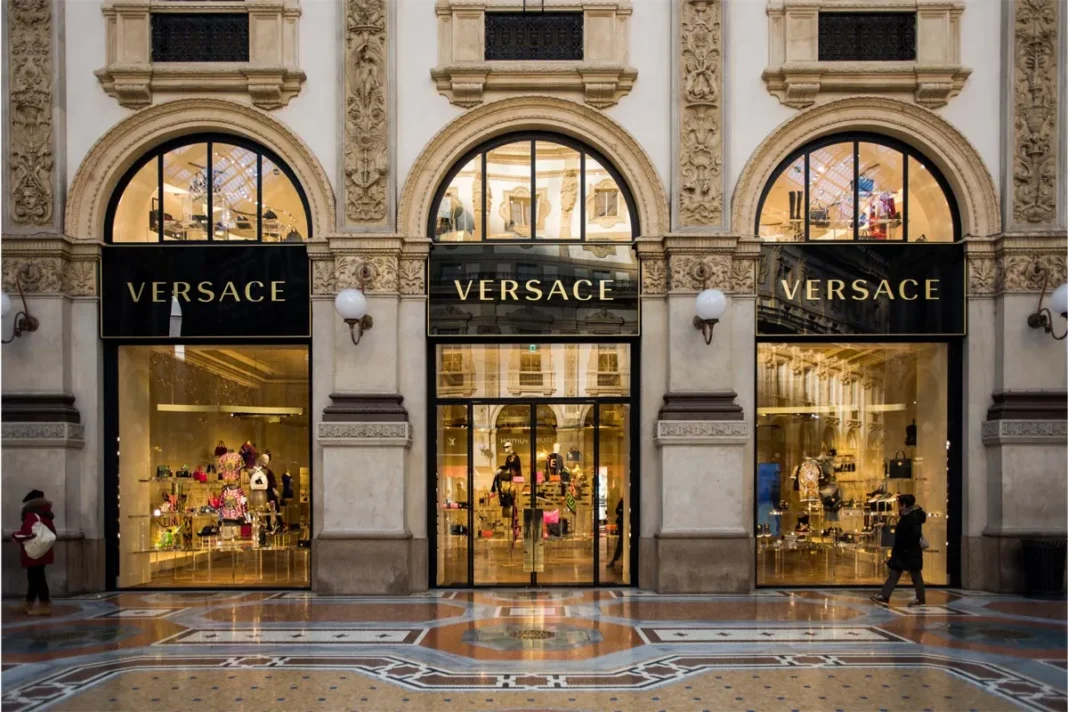 Casa de modă Versace, preluată de către Prada