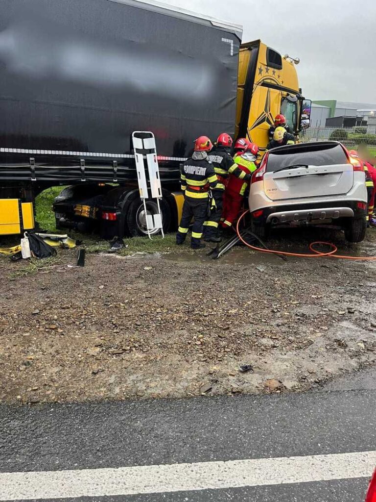 Suceava: Un mort și trei răniți după ce un autoturism a intrat sub un TIR