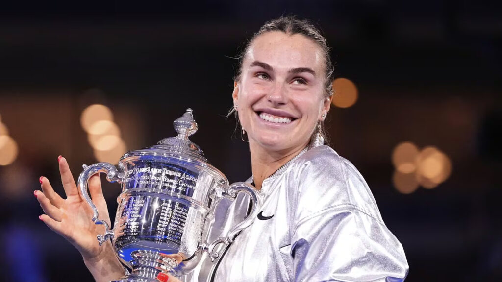 Aryna Sabalenka zâmbește larg, de la înălțime