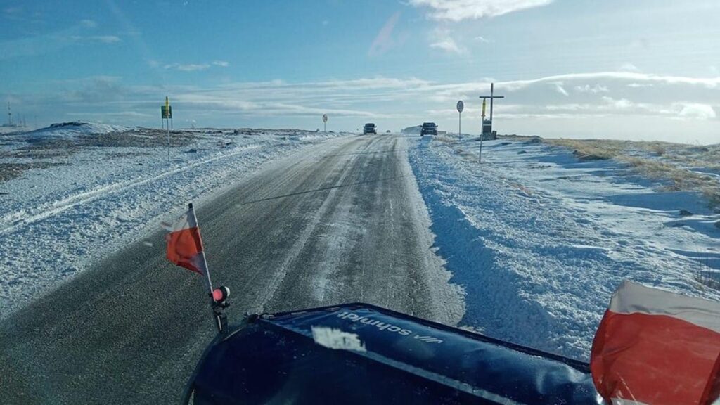 Gorj: Lapoviță și ninsoare în zonele montane. Drumarii intervin pe Transalpina