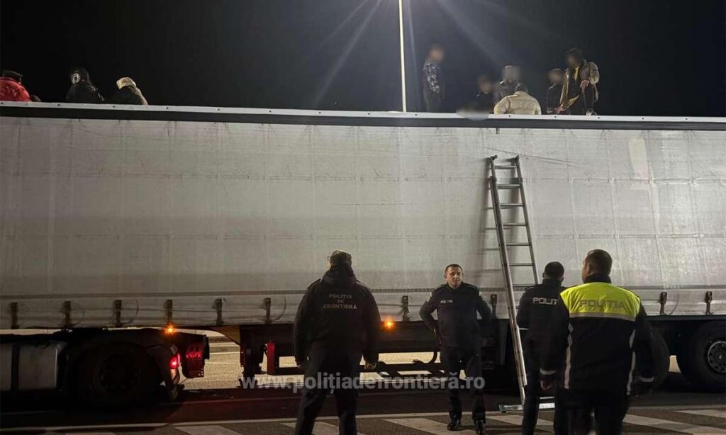 (VIDEO) Dolj: 38 de migranți descoperiți ascunși într-un TIR la Calafat