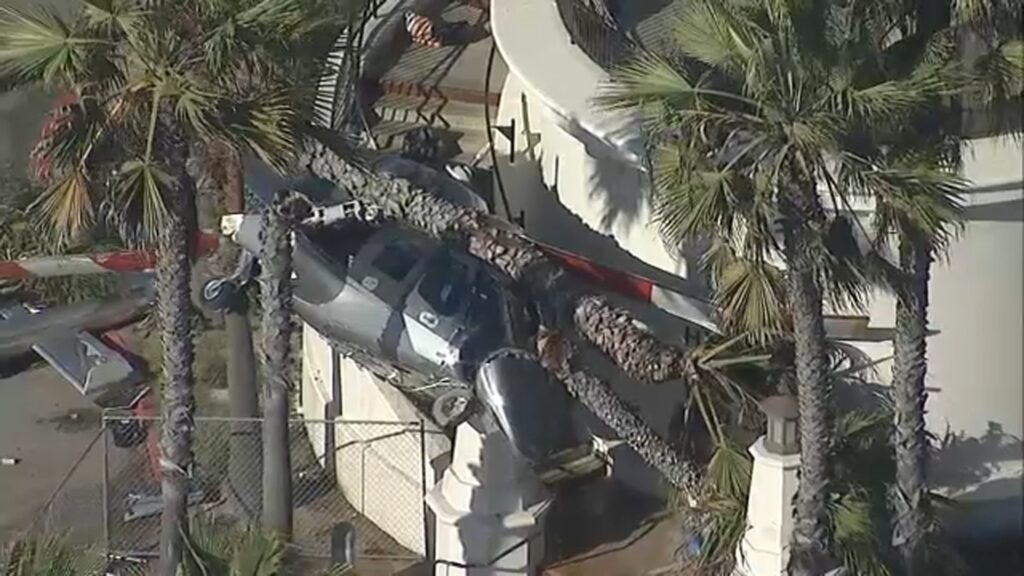 (VIDEO) 5 persoane spitalizate după prăbușirea unui elicopter în Huntington Beach, California