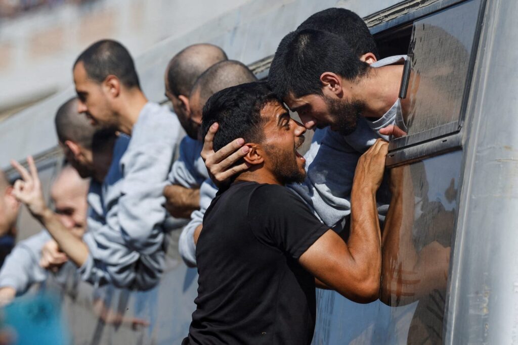 Ostatici palestinieni elibarați primiți cu multă căldură