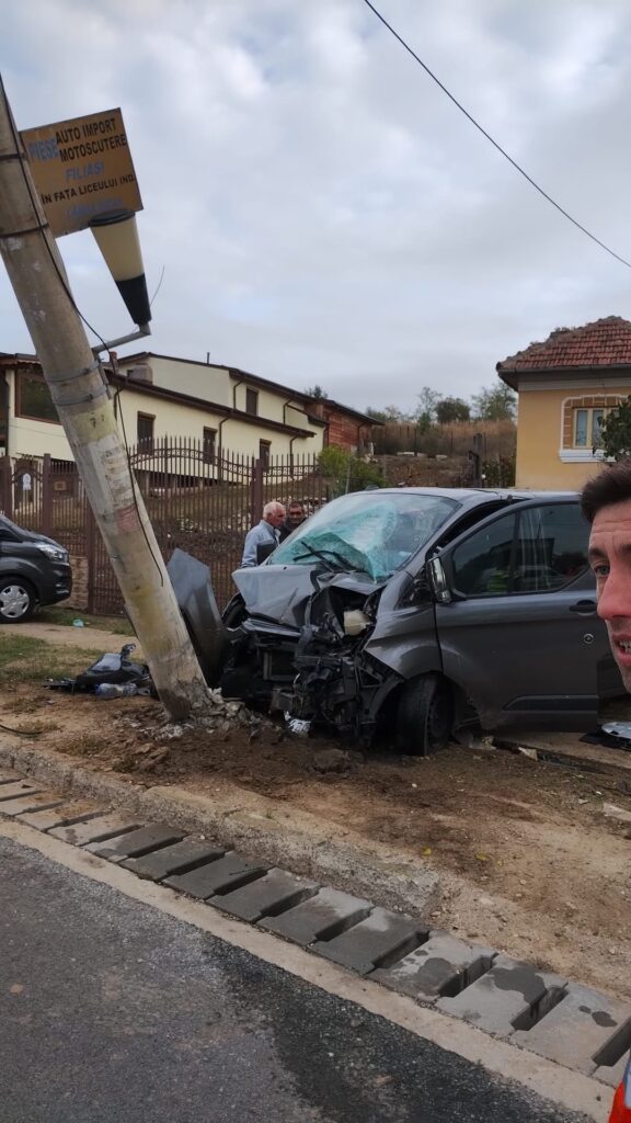 (VIDEO) Accident pe DN 6 în Filiași: Trafic blocat, doi răniți transportați la spital. Un stâlp de electricitate avariat