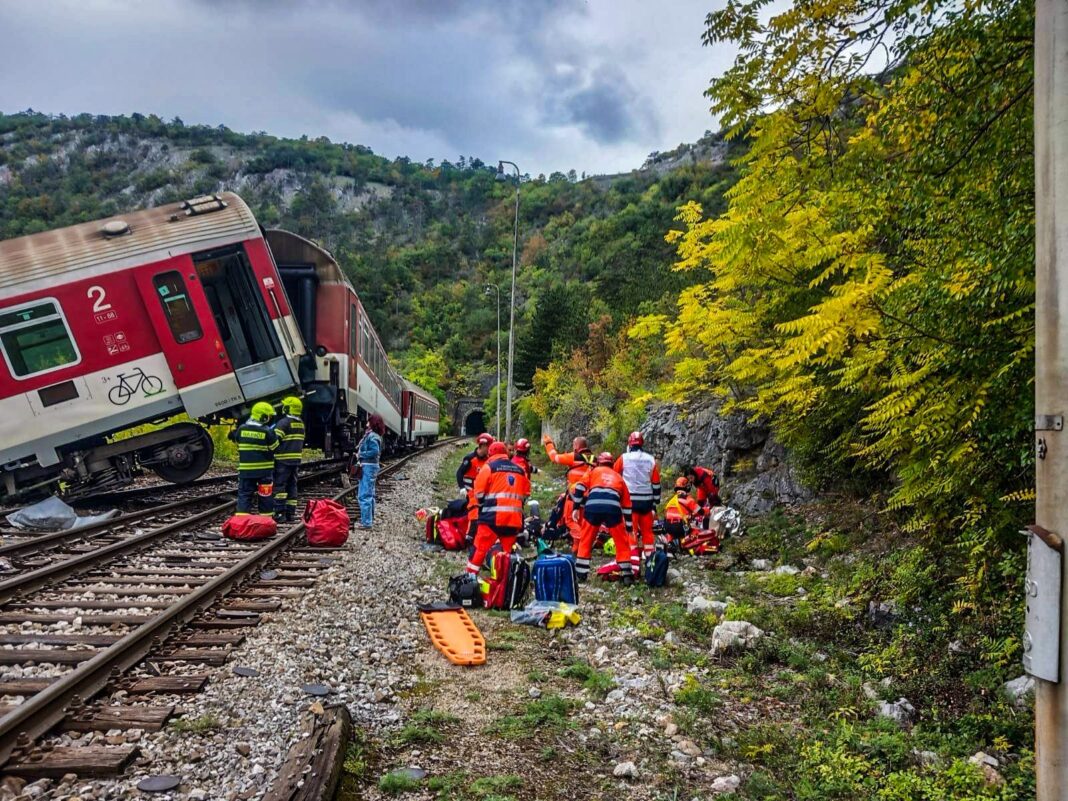 Două trenuri expres s-au ciocnit în Slovacia