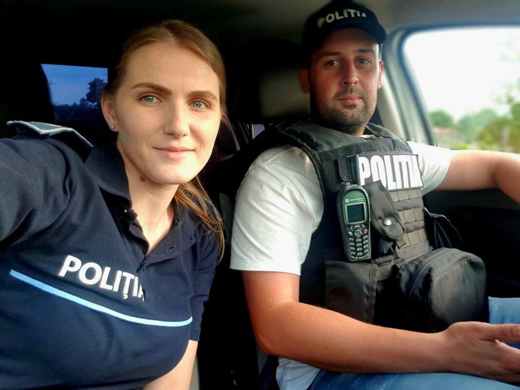 Cei doi polițiști adevărați care au devenit eroi ai comunității