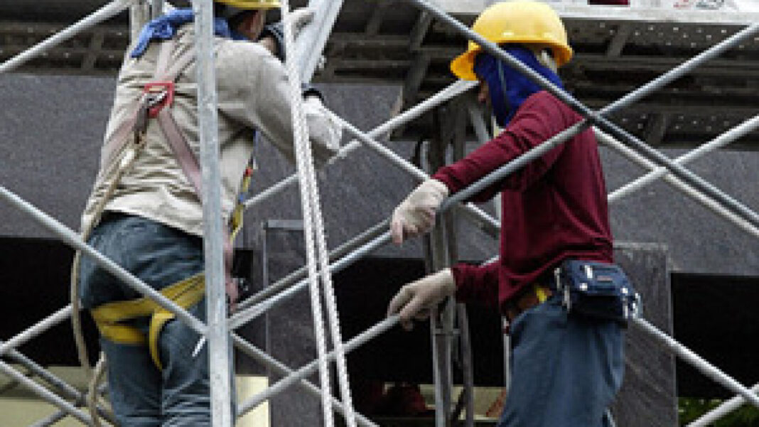 Un muncitor a murit, după ce a căzut de la o înălțime de patru metri