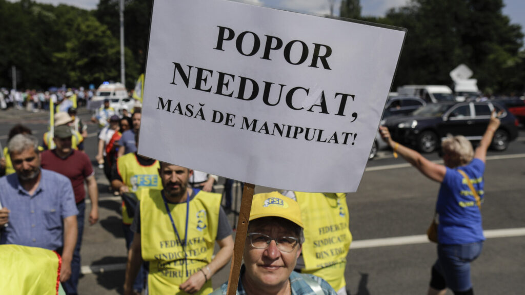 Sindicaliștii din învățământ protestează la Ministerul Educației: „Educația, prioritatea națională… la tăieri”