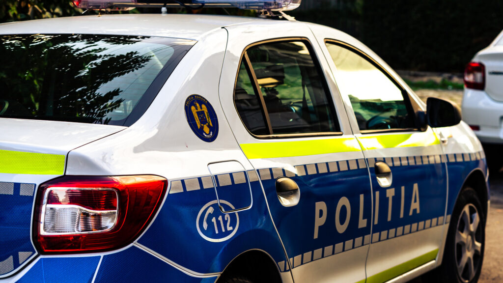 Bărbați arestați pentru furtul de colete în valoare de 100.000 de lei de la o firmă de curierat.