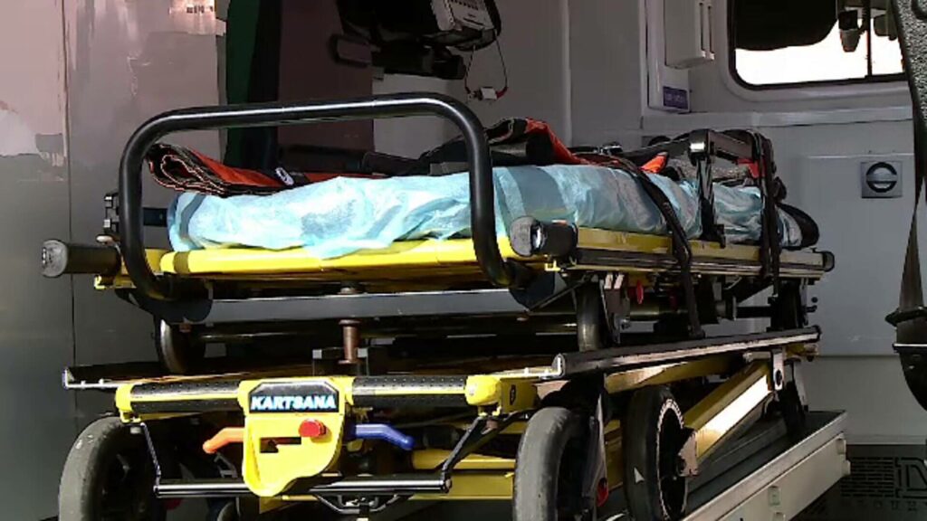 Pacient în stare critică după o cădere de pe targă între două spitale.