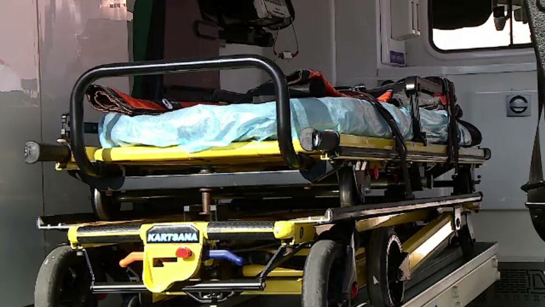 Pacient în stare gravă după ce a căzut de pe targă în timpul unui transfer între două spitale Pacient în stare gravă după ce a căzut de pe targă în timpul unui transfer între două spitale