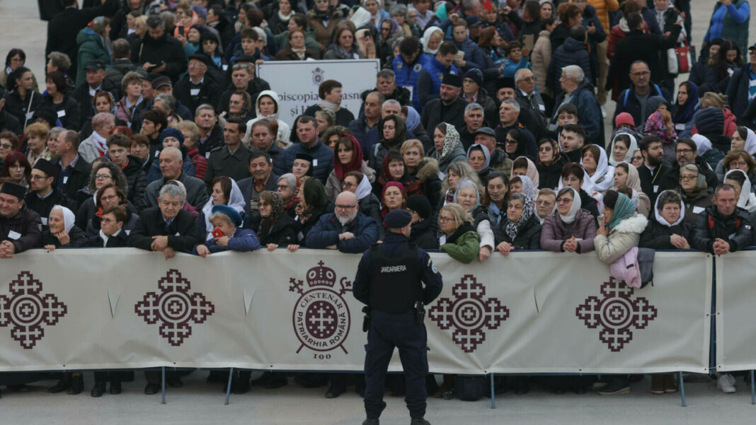 Un grup de credincioși a încercat să forțeze intrarea la Catedrala Națională