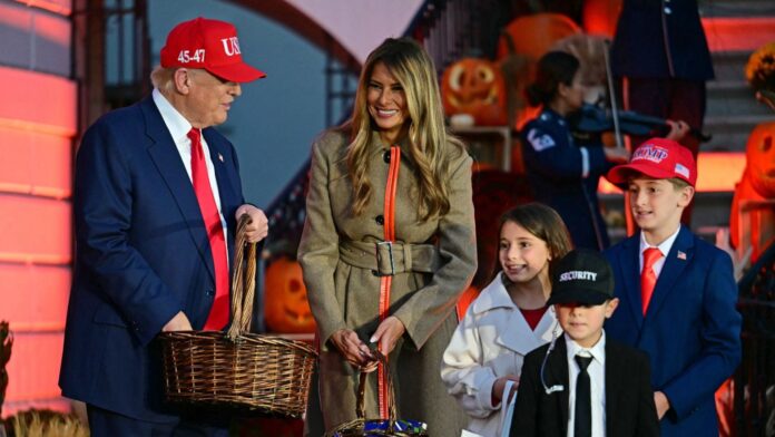 6daf8800-b5df-11f0-aa13-0b0479f6f42a Președintele Trump și prima doamnă îi întâmpină pe cei care participă la petrecerea „Trick-or-Treat” de la Casa Albă