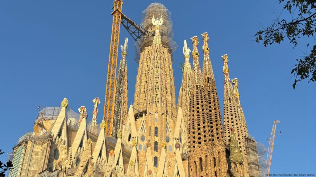 (VIDEO) Sagrada Familia devine cea mai înaltă biserică din lume după peste un secol de construcție
