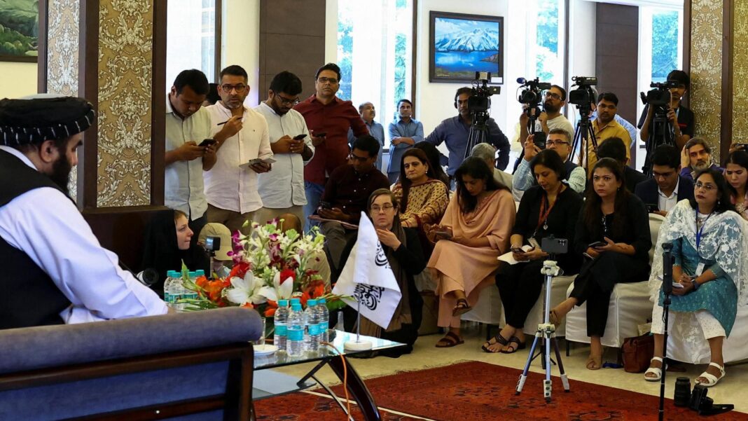 O fotografie cât o mie de cuvinte, care reflectă tensiunea dintre tradiție și modernitate, putere și libertate, tăcere și curaj