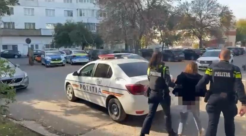 (VIDEO) Tânără, reținută pentru înșelăciune în Craiova – a luat un telefon fără să plătească