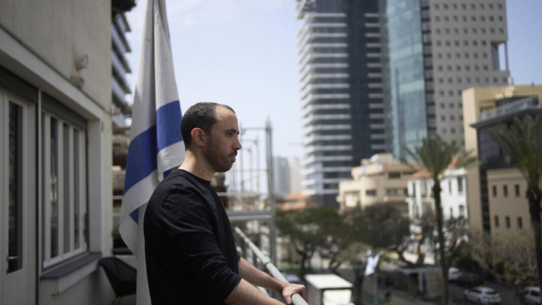 Ostaticul israelian eliberat, Tal Shoham, care era reținut de militanții Hamas în Fâșia Gaza, pozează pentru un portret la Tel Aviv, Israel