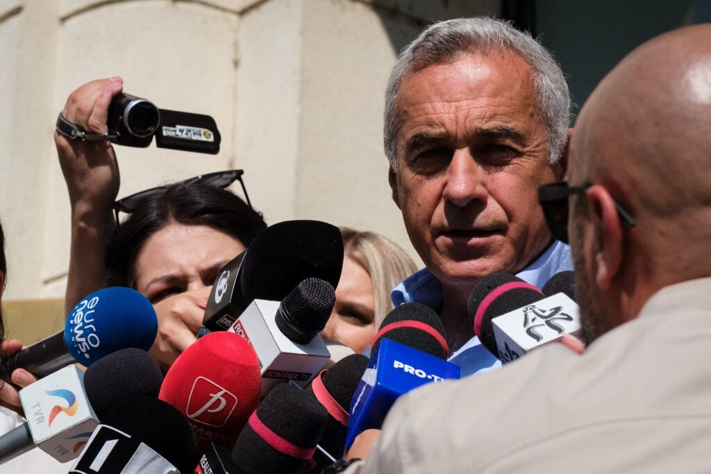 Scandal între susţinătorii lui Călin Georgescu şi jandarmi la Tribunalul Bucureşti. Două persoane, ridicate de forţele de ordine