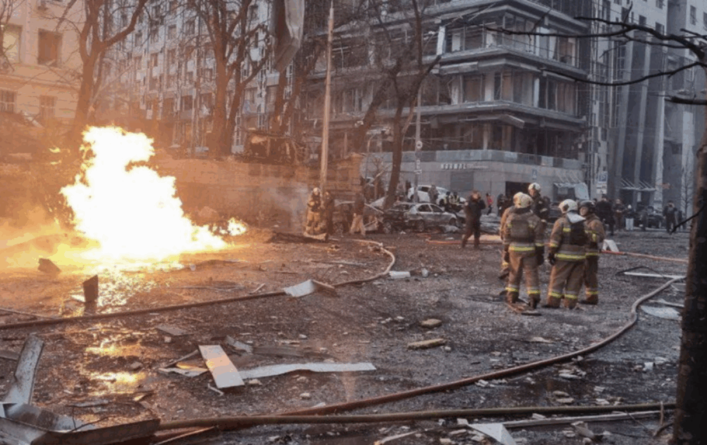 Mai multe cartiere din Kiev, lovite de atacuri cu rachete ruseşti