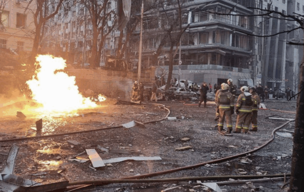 Mai multe cartiere din Kiev, lovite de atacuri cu rachete ruseşti Mai multe cartiere din Kiev, lovite de atacuri cu rachete ruseşti