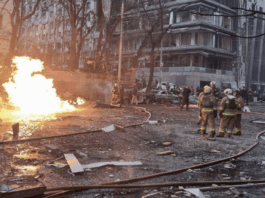 Mai multe cartiere din Kiev, lovite de atacuri cu rachete ruseşti