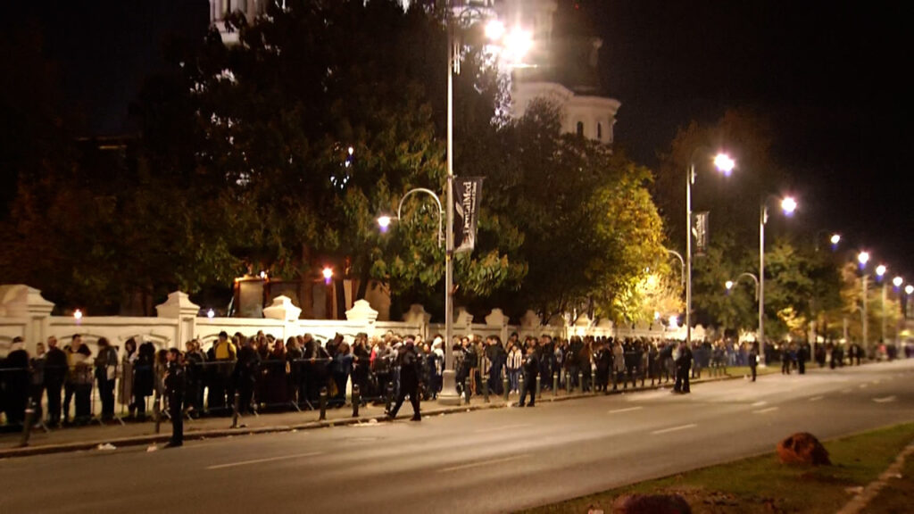 Prima noapte de pelerinaj la Catedrala Naţională. Mii de oameni au admirat biserica recordurilor