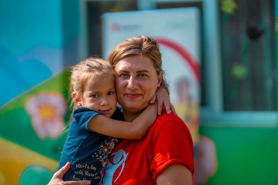 Foto Salvați Copiii Dor de acasă: părinții români plecați la muncă spun că le lipsește timpul cu copiii